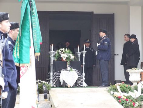 csapatzaszloval_a_ravatal.jpg csapatzaszloval_a_ravatal.jpg